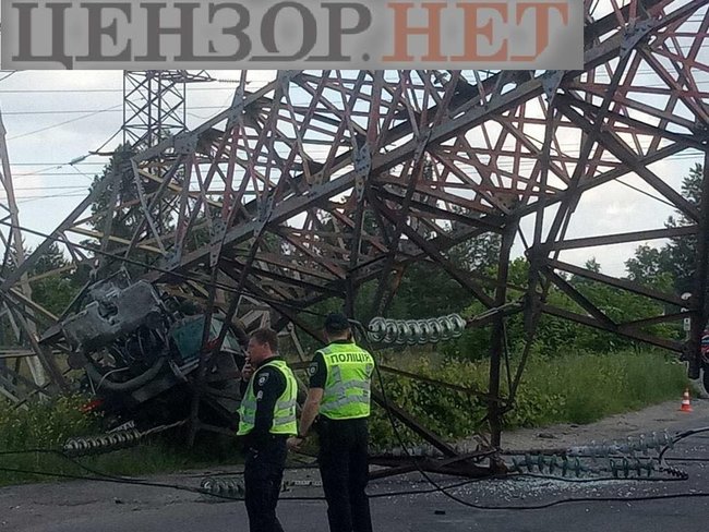 Грузовик снес электроопору на столичной Троещине 03