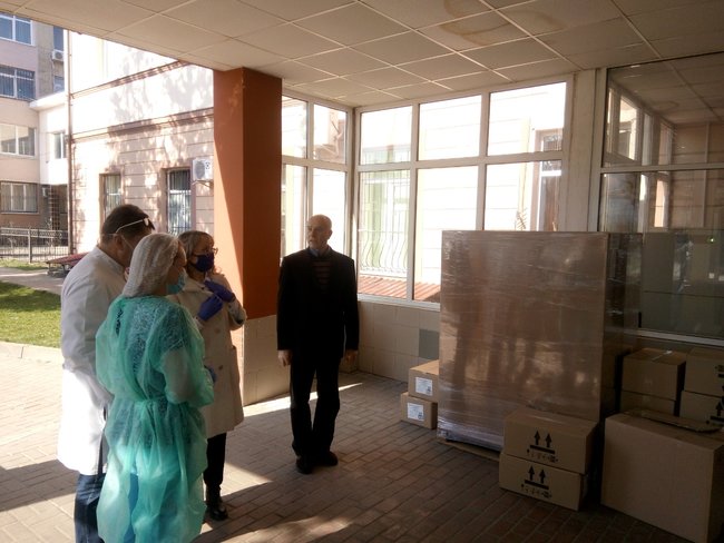 Підприємство Бахматюка на Прикарпатті закупило обладнання та матеріали для місцевих лікарень 01