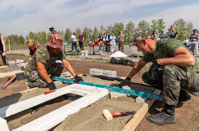 В Росії провели конкурс із прикрашання могил 09