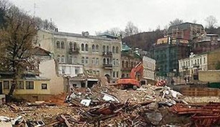Под торговый центр Ахметова на Андреевском спуске снесли три исторических здания. ФОТО + ВИДЕО