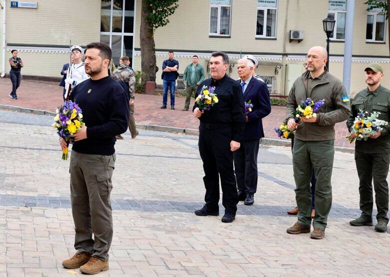 Боррель у Києві вшанував полеглих захисників України 02