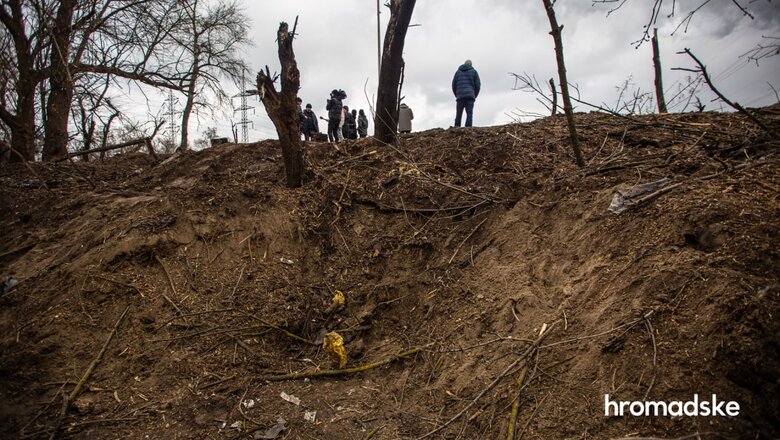 Последствия падения обломков ракеты в Голосеевском районе Киева 03