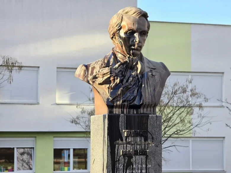 Пошкоджений пам’ятник Шевченку в Сербії