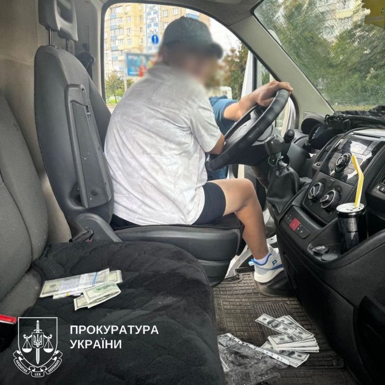 Женщина продавала автомобили, ввезенные для ВСУ