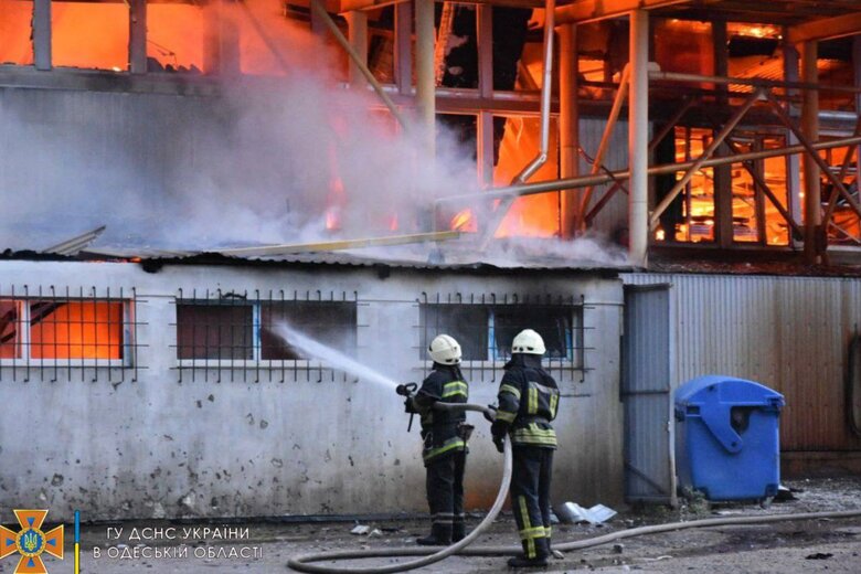 Fire caused by Russian cruise missile was extinguished in Odessa 01