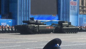 Заглохший на Красной площади во время генеральной репетиции парада танк "Армата" не смогли отбуксировать. ВИДЕО