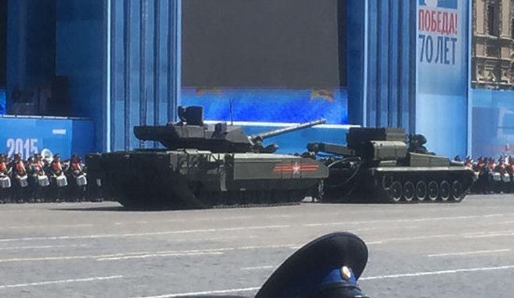 Заглохший на Красной площади во время генеральной репетиции парада танк "Армата" не смогли отбуксировать. ВИДЕО