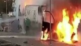 У Києві на вулиці Заболотного під час руху загорівся мікроавтобус. ВIДЕО