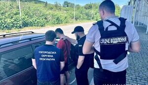 Експосадовця, який підробляв документи для виїзду чоловіків призовного віку за кордон, судитимуть на Закарпатті. ФОТОрепортаж