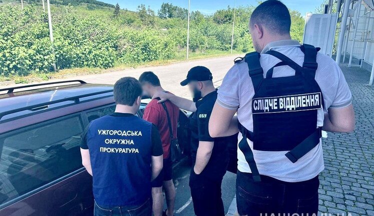 Експосадовця, який підробляв документи для виїзду чоловіків призовного віку за кордон, судитимуть на Закарпатті. ФОТОрепортаж