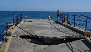 В окупованому Місхорі обвалився єдиний причал для прогулянкових катерів. ФОТО