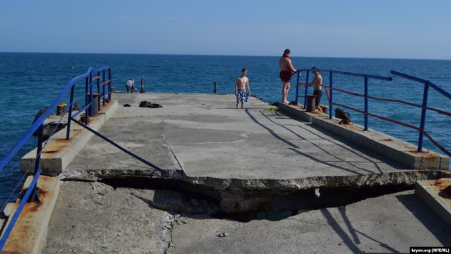 В оккупированном Мисхоре рухнул единственный причал для прогулочных катеров 01