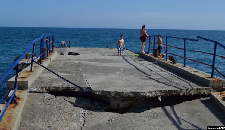 В окупованому Місхорі обвалився єдиний причал для прогулянкових катерів. ФОТО