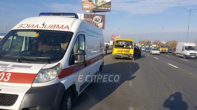 Вантажівка протаранила маршрутку в Києві: є постраждалі 02