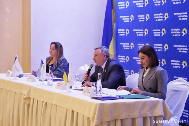 В Одесі під будівлею, де відбуваються збори ОПЗЖ, сталися сутички: під час бійки розпилили сльозогінний газ 11