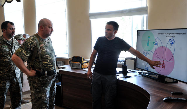 Турчинов у зоні АТО випробував систему блокування антиукраїнського телерадіомовлення 03