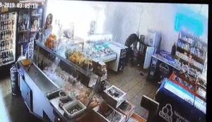 Поліція затримала зловмисників, які підірвали і пограбували сьогодні вночі банкомат у Дніпропетровській області. ВIДЕО камер спостереження