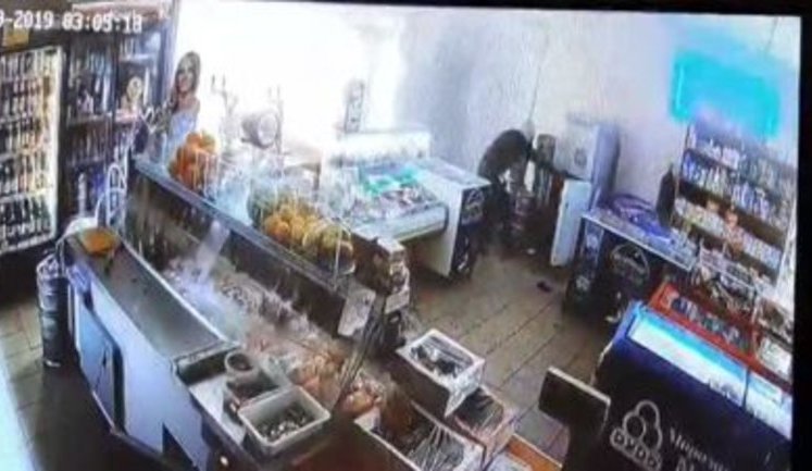 Поліція затримала зловмисників, які підірвали і пограбували сьогодні вночі банкомат у Дніпропетровській області. ВIДЕО камер спостереження