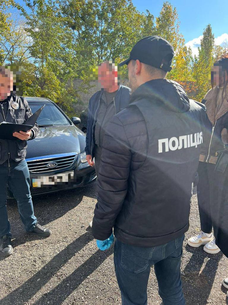 Столичні правоохоронці викрили групу осіб, які били та калічили підприємця, вимагаючи криптовалюту 04