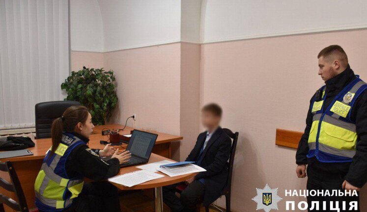 Поліція провела обшуки у юнаків, які перекривали дорогу в Києві та слухали російську музику: вилучено зброю, набої та ножі. ВIДЕО