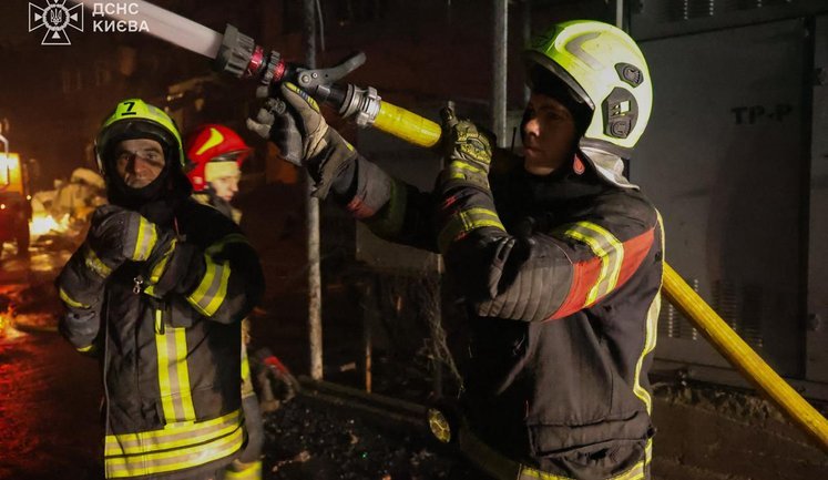 Рятувальники ліквідували пожежі у Києві, спричинені російською атакою в ніч на 25 жовтня, - ДСНС. ФОТОрепортаж