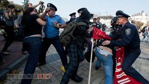 "Беркут" держит студентов в двойном кольце под Михайловским собором. ФОТОрепортаж