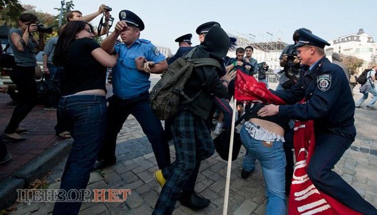 "Беркут" держит студентов в двойном кольце под Михайловским собором. ФОТОрепортаж