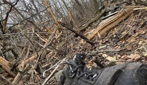 Українські воїни оглядають уламки російського Су-24М під Бахмутом. ВІДЕО+ФОТОрепортаж