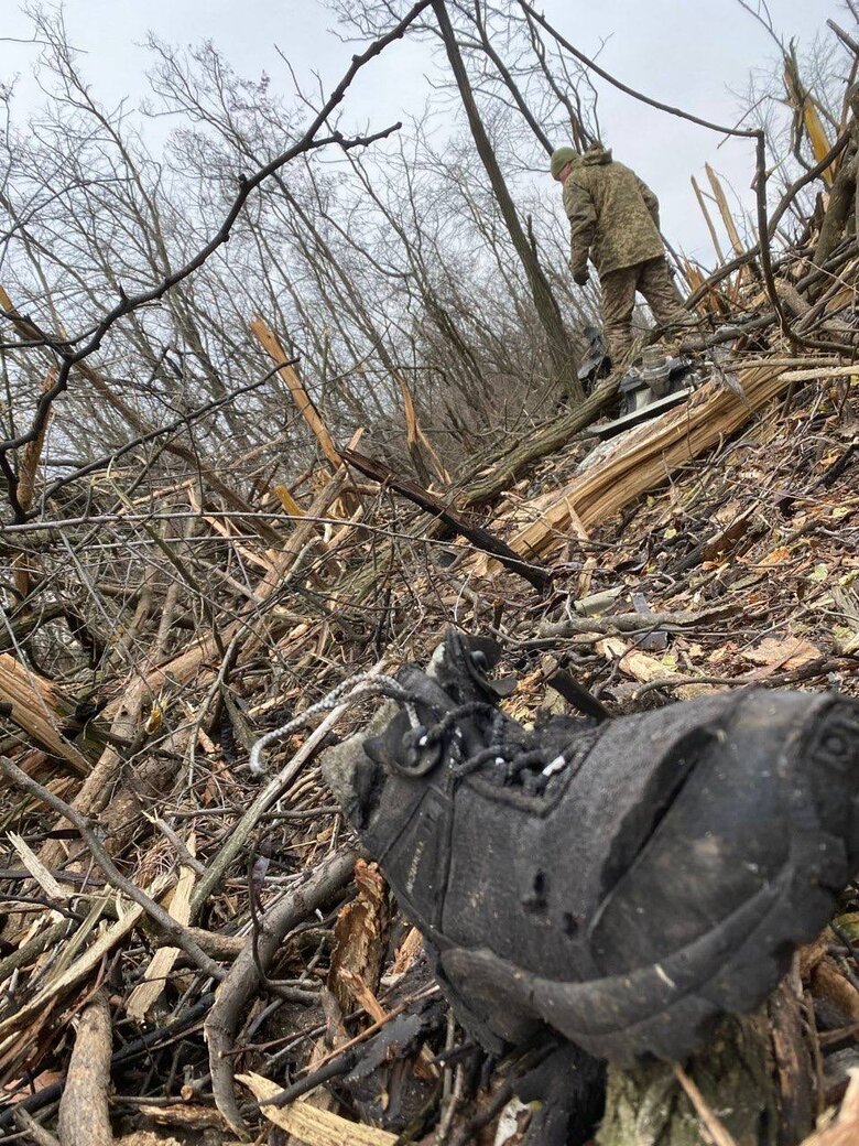 Українські воїни оглядають уламки російського Су-24М під Бахмутом 01