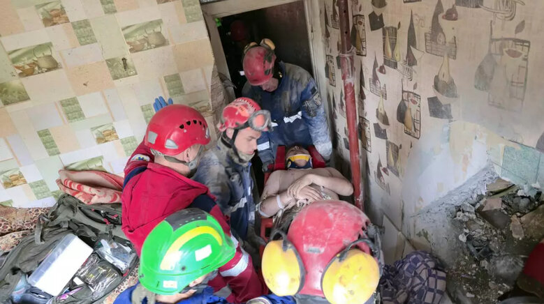 Удар РФ по Киеву Мужчину спасли из разрушенного под'їзду