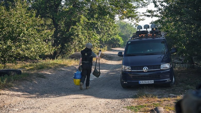 NAUDI передала немецким волонтеркам автомобиль для эвакуации