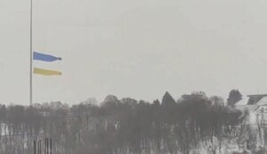 Ветер повредил самый большой флаг в Украине на мачте рядом с мемориалом "Украина-Мать" в Киеве. ВИДЕО