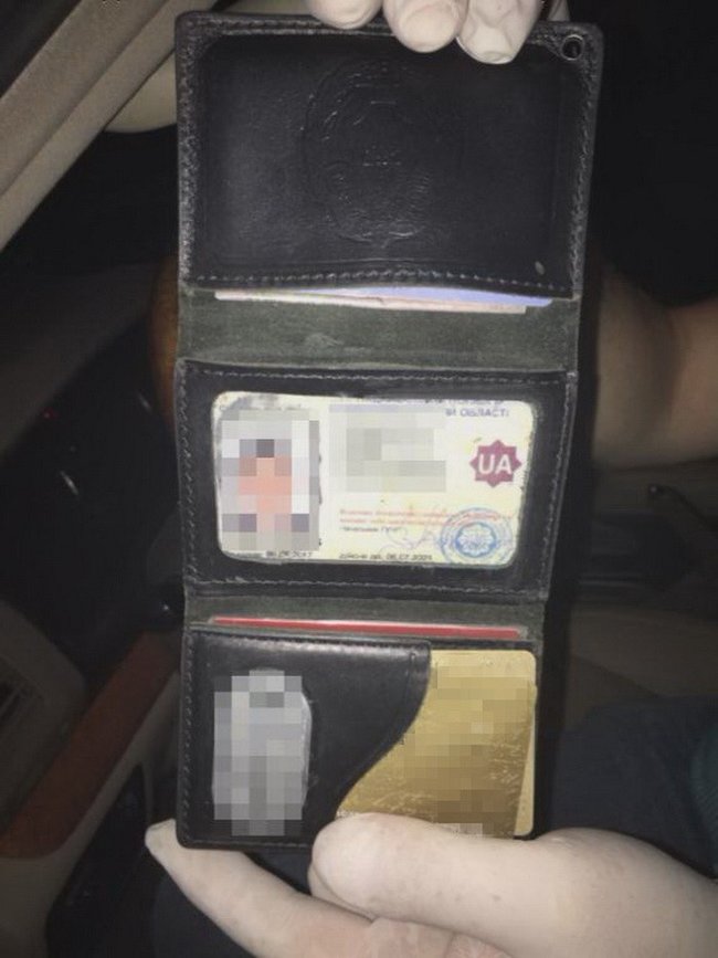 Співробітник Нацполіції в Дніпрі вимагав хабар 100 тисяч грн, - СБУ 03