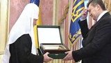 Янукович помолился и сделал подарок патриарху Кириллу. ВИДЕО.