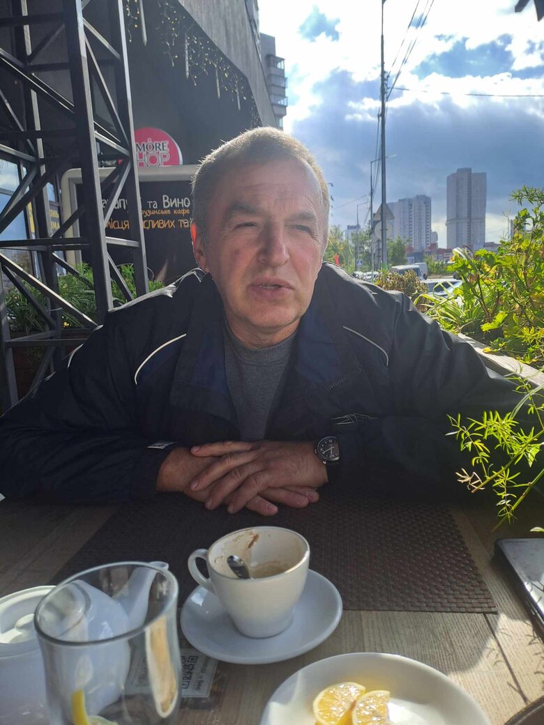 Військовий капелан Олег Усатюк: Телефонує побратим: Танчик вистрілив у мій бліндаж, снаряд упав у трьох метрах - і не розірвався! Пастирю, дякую за молитву! 07