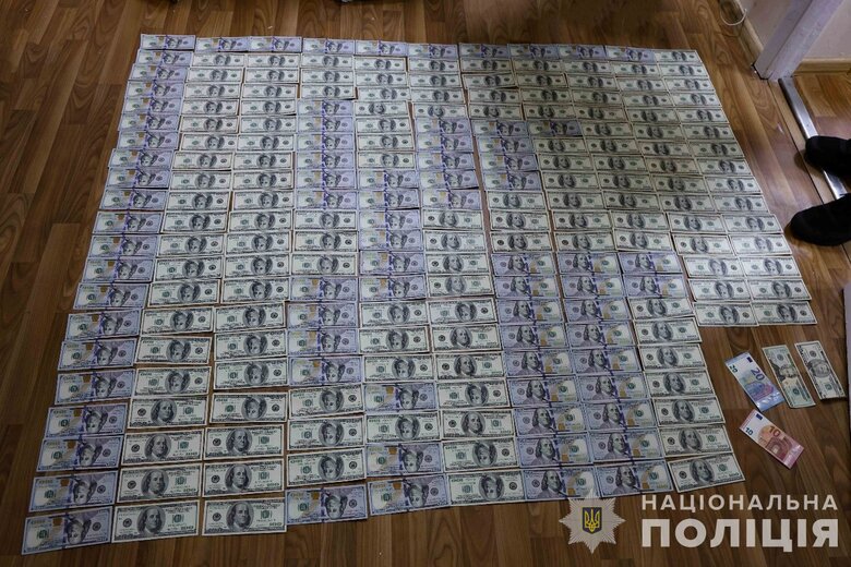У Києві затримали посадовицю лікарні, яка вимагала гроші з військового