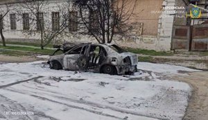 Росія вдарила по цивільній автівці в Херсоні: загинула жінка, чоловіка поранено. ВIДЕО