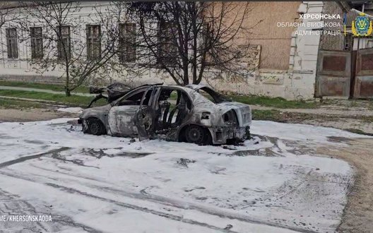 Росія вдарила по цивільній автівці в Херсоні: загинула жінка, чоловіка поранено. ВIДЕО