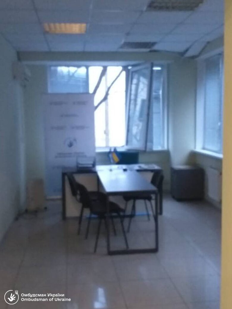 У Херсоні внаслідок влучання Шахеда пошкоджено будівлю, де розміщується представництво омбудсмана 02