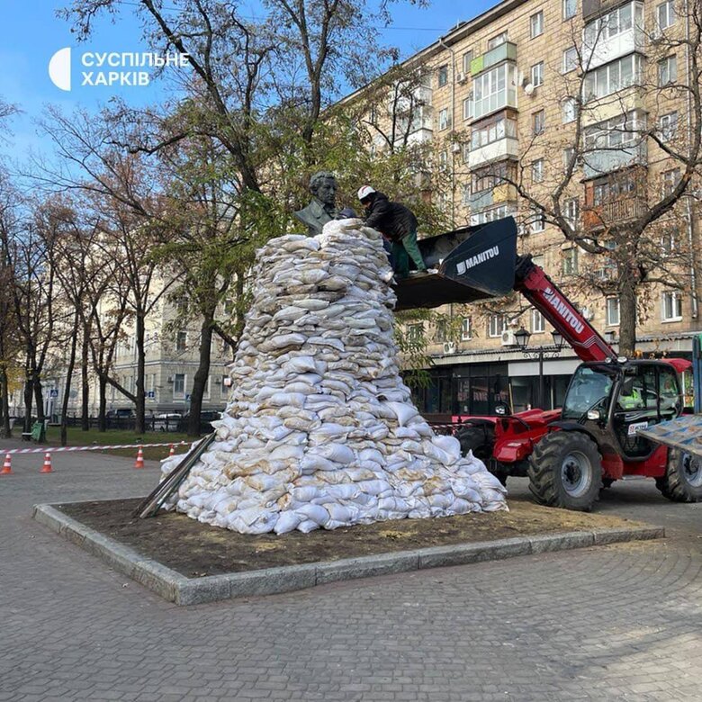 Пам’ятник Пушкіну в Харкові обклали мішками з піском, щоб захистити від вандалів 02 Пам’ятник Пушкіну в Харкові обклали мішками з піском, щоб захистити від вандалів 02