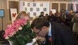 Луценко на радостях расцеловал Тимошенко и подарил букет роз. ВИДЕО.