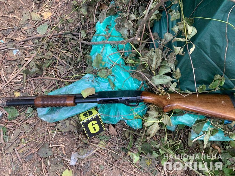 Полицейские Закарпатья обнаружили плантацию двухметровой конопли, которую охраняли вооруженные люди 04