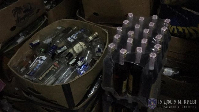 В Тернополе налоговиками ликвидировано подпольное производство алкоголя, фальсифицированного под известные торговые марки 12
