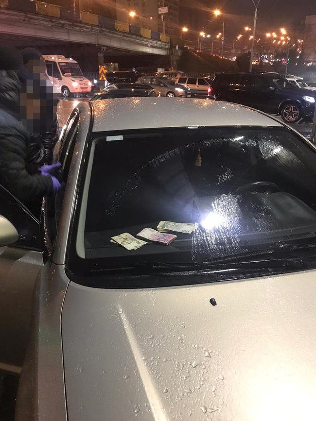 ДБР затримало співробітника поліції Києва за вимагання у шахрайки $1000 за непритягнення до кримінальної відповідальності 02