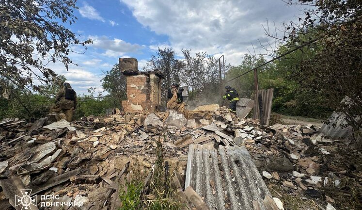 Россияне убили мужчину в Закитном на Донетчине: фрагменты его тела извлекли из-под завалов дома. ФОТОрепортаж