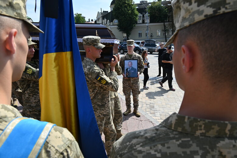 Із полковником, депутатом Київради від ЄС Сергієм Ільницьким (Сокіл), який загинув у бою проти рашистів у лавах піхоти 28 ОМБр, попрощалися в Києві 33