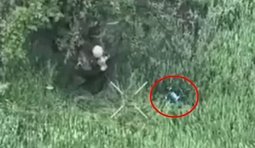 росіянин б’є палицею дрон