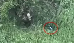 росіянин б’є палицею дрон