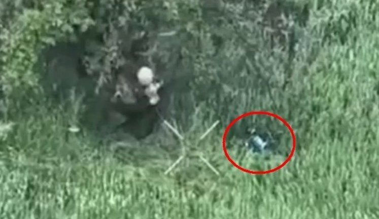 Окупант лупцює палицею дрон-камікадзе, який влучив у нього, але не здетонував, та за кілька ударів зникає у хмарі диму від вибуху. ВIДЕО