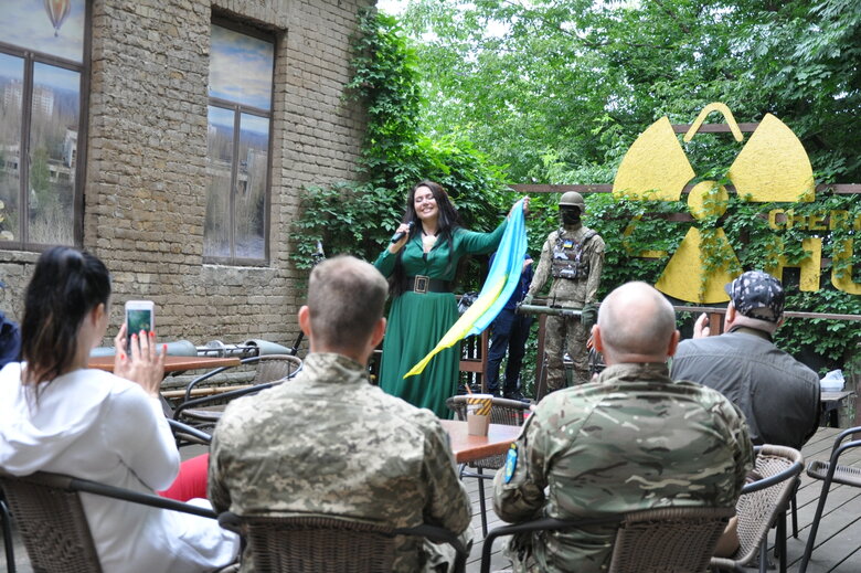 Кресло-катапульта, образцы снарядов и личные вещи рашистов: На Андреевском спуске открылась благотворительная выставка Спротив-2022 56 Кресло-катапульта, образцы снарядов и личные вещи рашистов: На Андреевском спуске открылась благотворительная выставка Спротив-2022 56